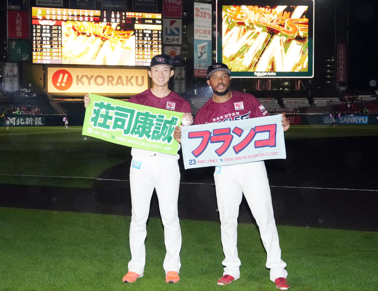 楽天対オリックス　ヒーローインタビュー後、それぞれの名前入りタオルを広げ、記念撮影をする荘司（左）とフランコ（撮影・狩俣裕三）