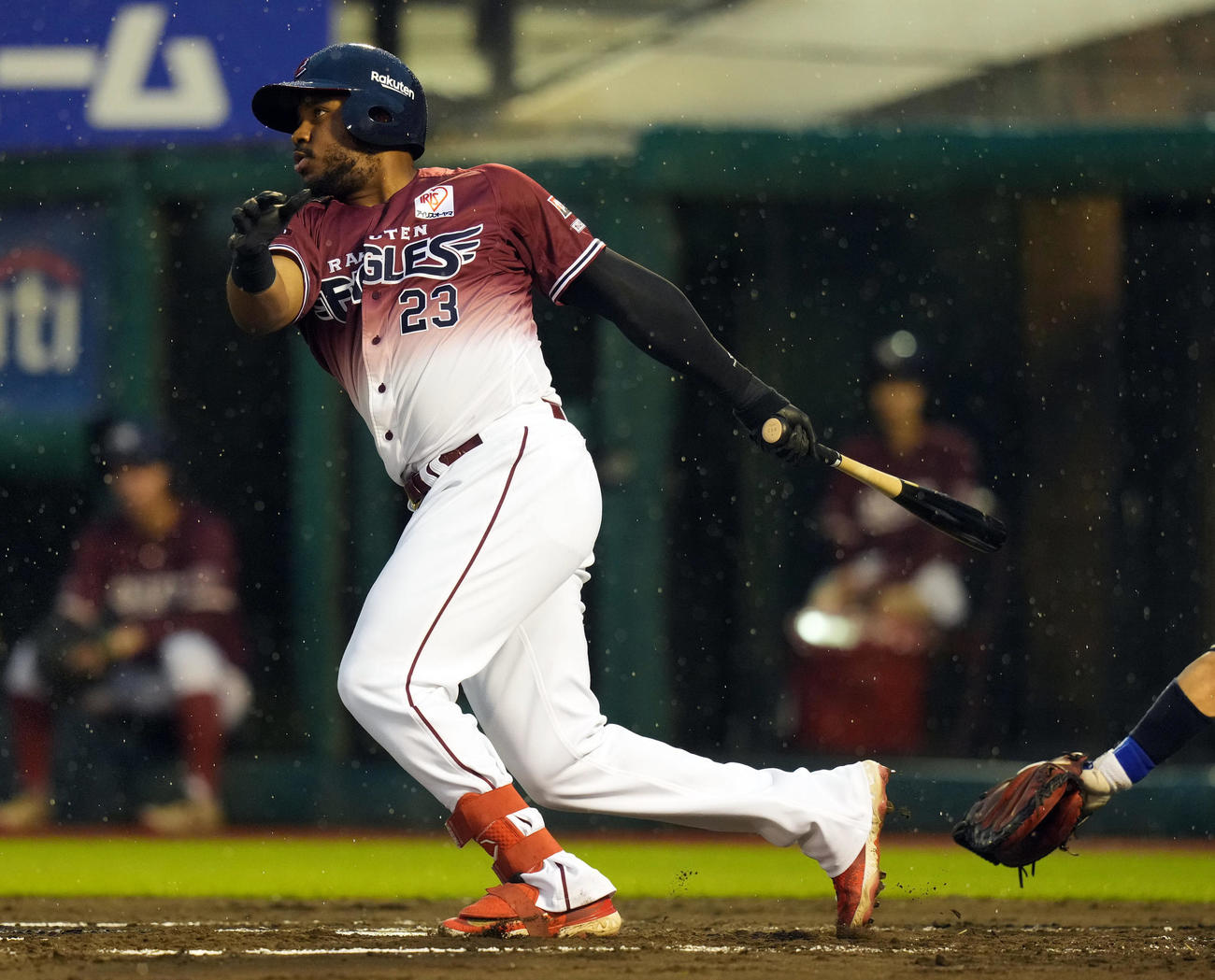 楽天対オリックス　2回裏楽天1死一塁、先制適時二塁打を放つフランコ（撮影・狩俣裕三）