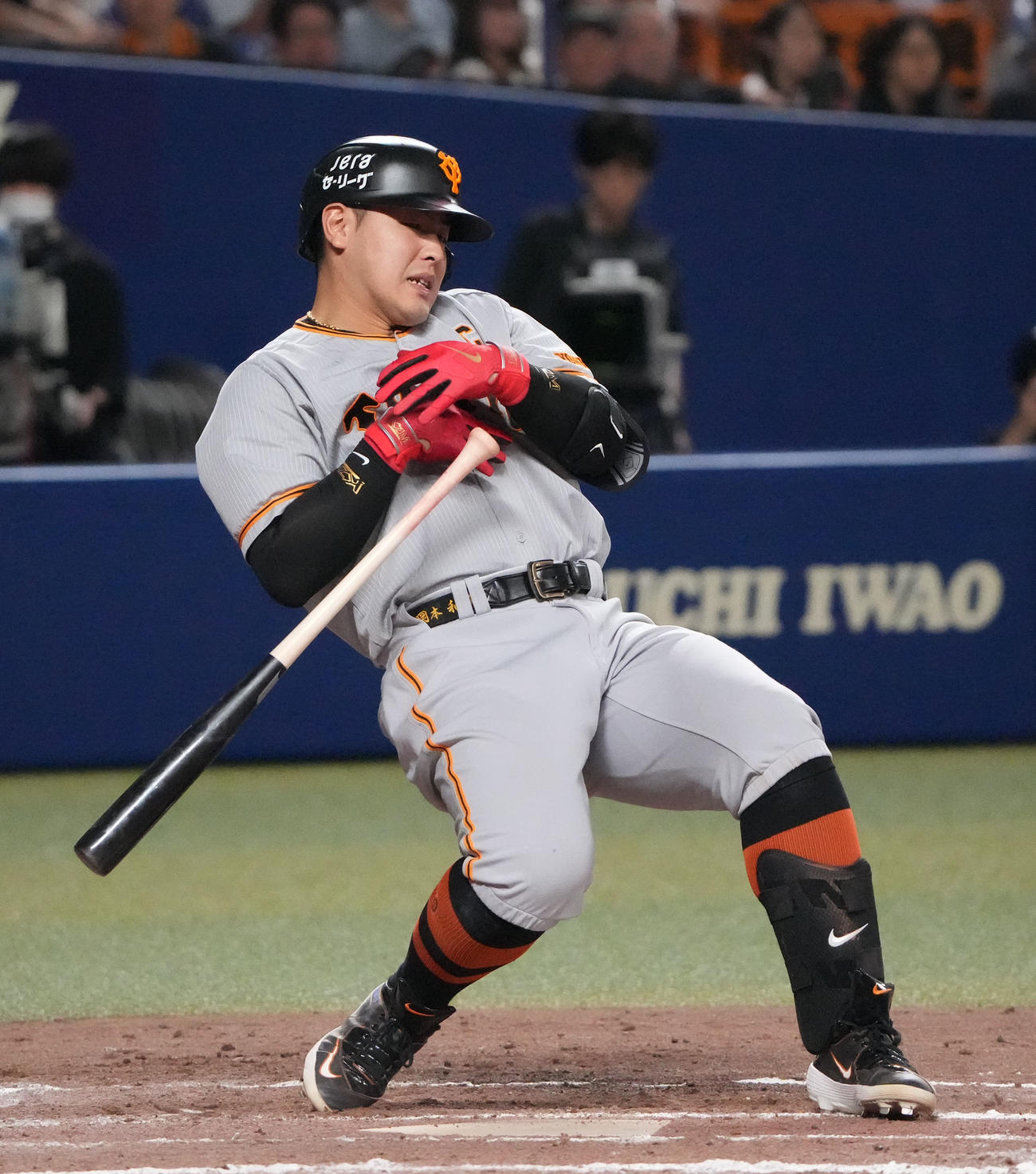 中日対巨人　12回表巨人無死一塁、死球を受ける岡本和（撮影・森本幸一）