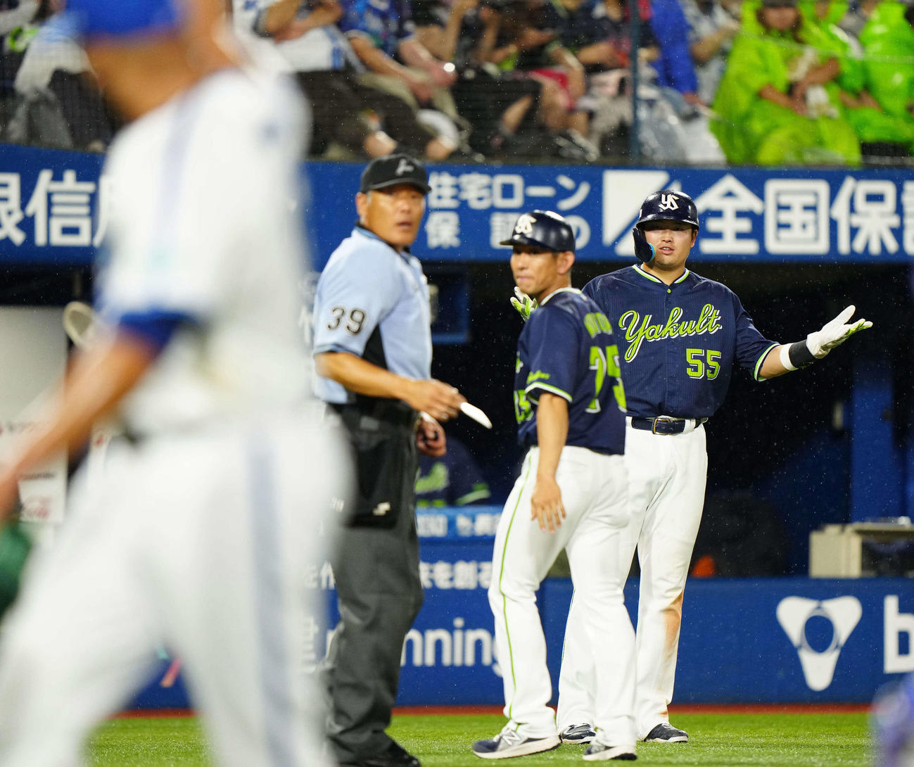 DeNA対ヤクルト　10回表終了後、怒るDeNAエスコバー（左手前）に対し、手を広げるヤクルト村上（右）。右から2人目は森岡一塁ベースコーチ（撮影・江口和貴）