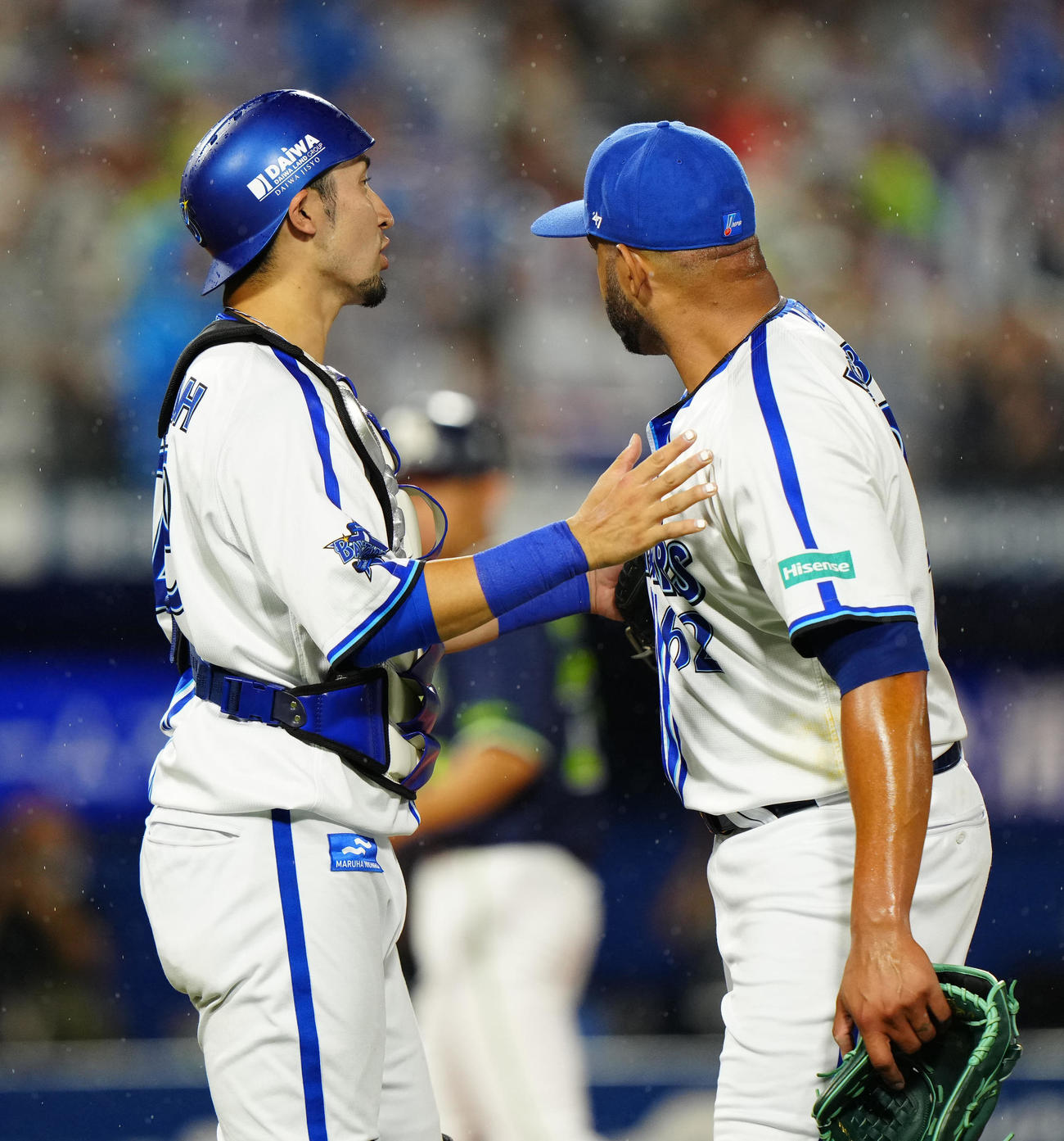 DeNA対ヤクルト　10回表終了後、DeNA6番手のエスコバー（右）をなだめる捕手伊藤（撮影・江口和貴）