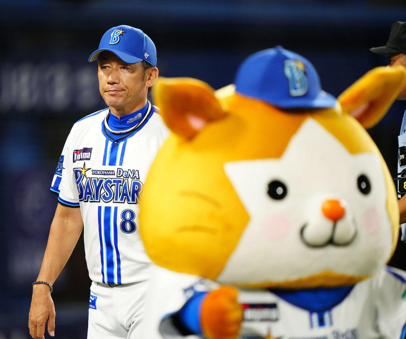 DeNA対ヤクルト　6回表開始前、選手交代を告げたDeNA三浦監督（撮影・江口和貴）