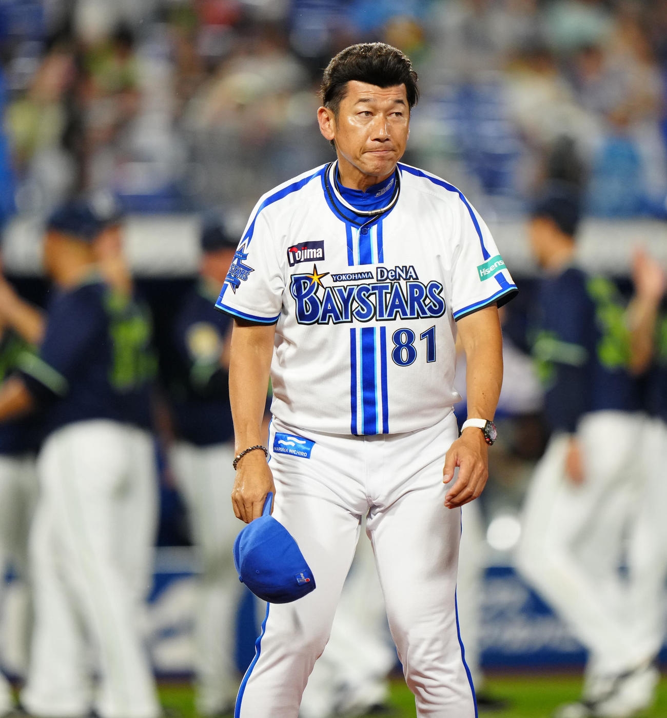 DeNA対ヤクルト　試合後、あいさつするDeNA三浦監督（撮影・江口和貴）