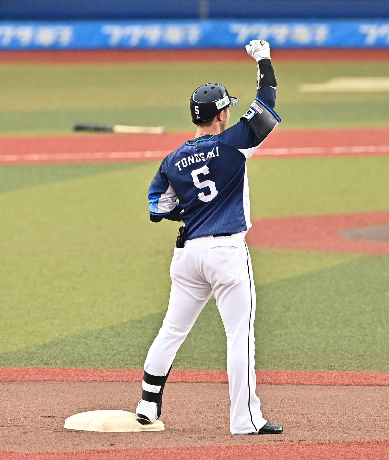 5日、外崎は二塁打を放ちガッツポーズする（撮影・滝沢徹郎）
