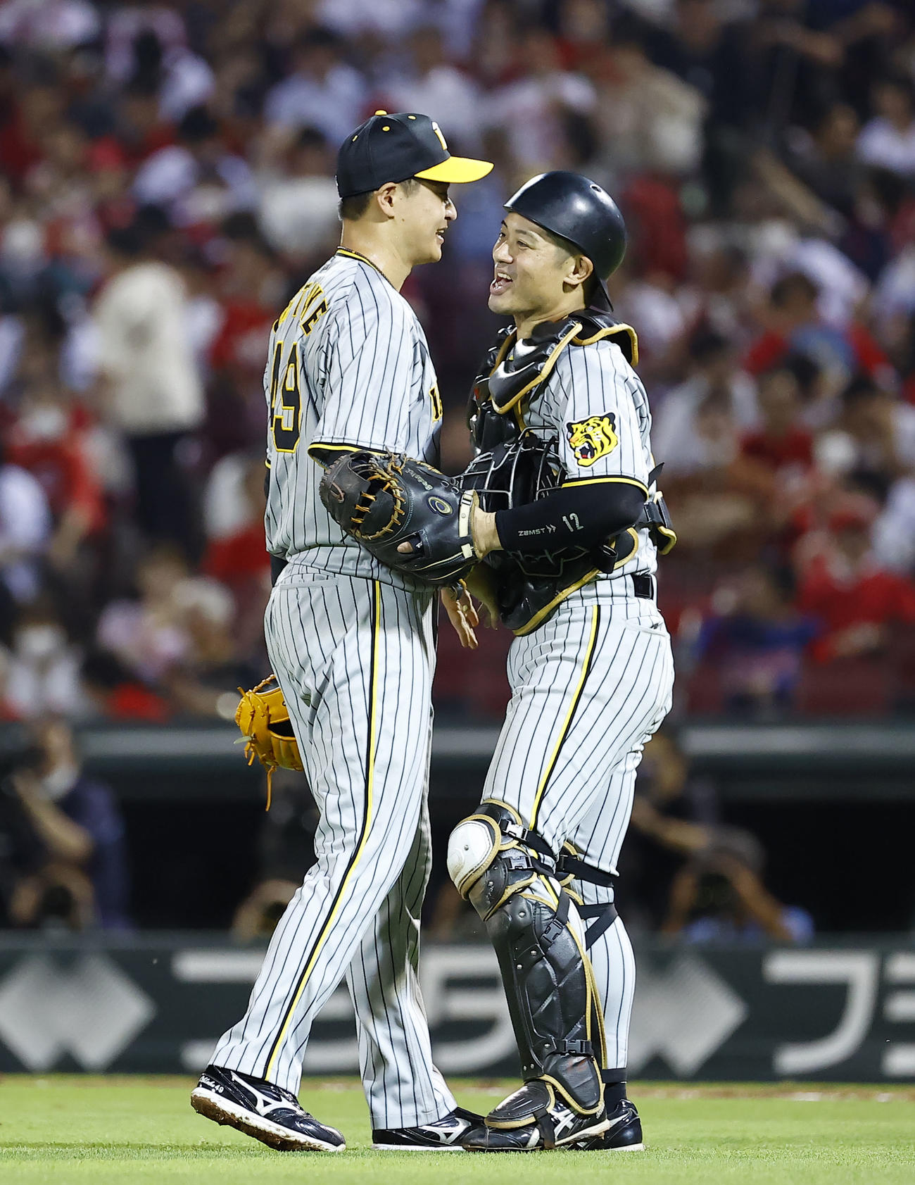 広島対阪神　9回5安打無失点で初完封勝利を飾り、坂本（右）と握手を交わす阪神大竹（撮影・藤尾明華）