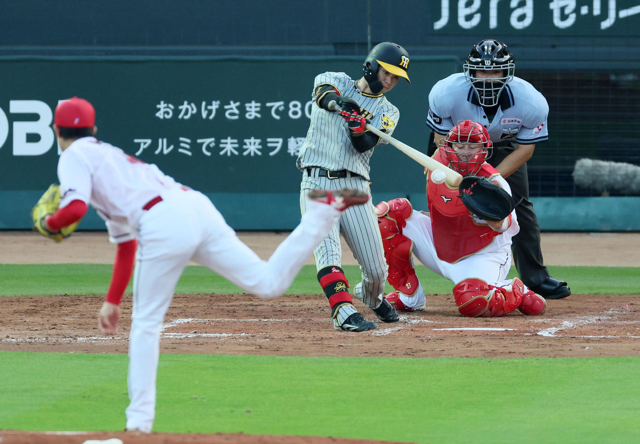 広島対阪神　3回表阪神無死一塁、中野は中前打を放つ。投手は森下（撮影・加藤哉）