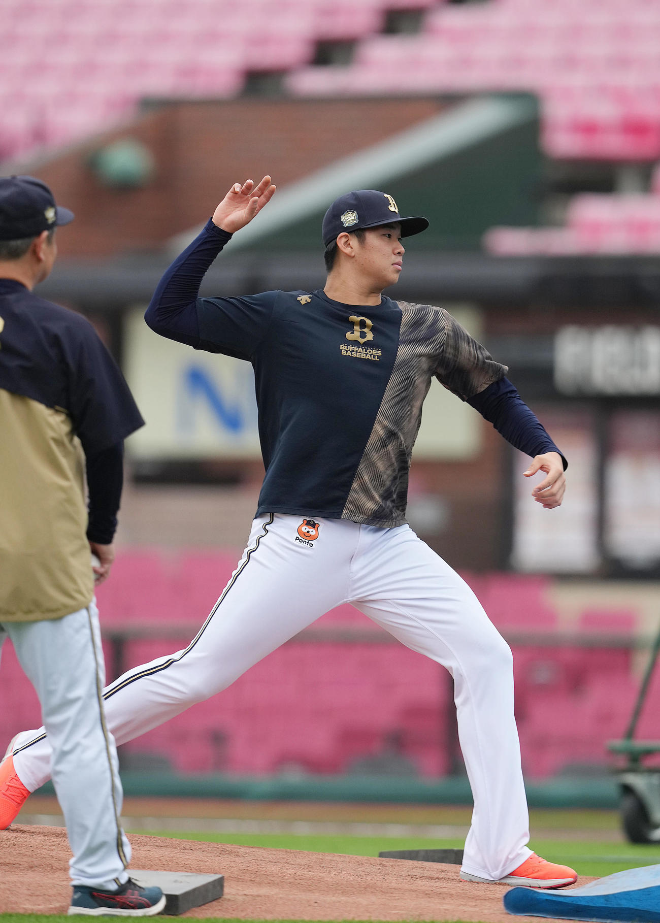 楽天対オリックス　試合前の練習でマウンドを確認する山下（撮影・狩俣裕三）