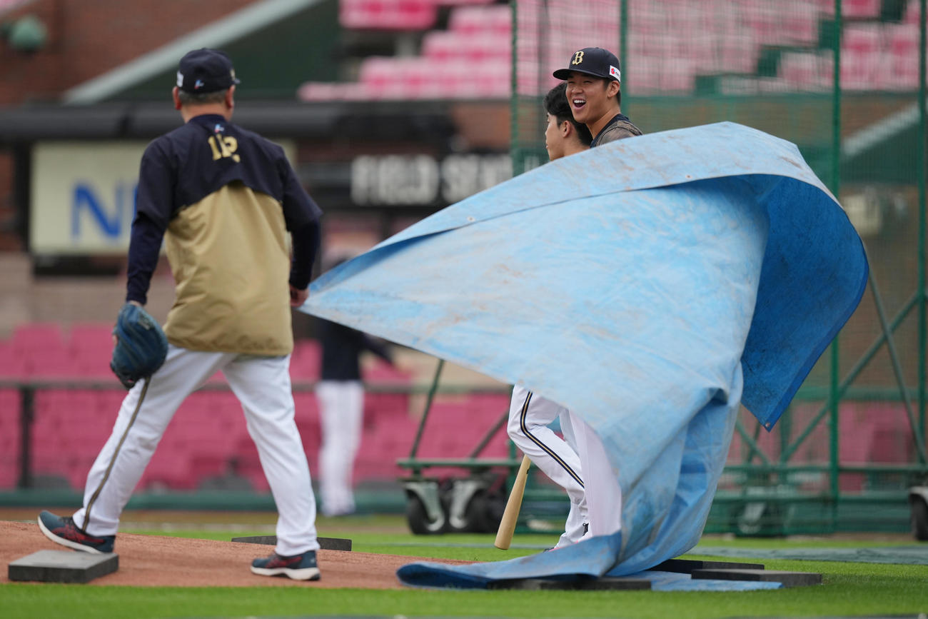 楽天対オリックス　試合前の練習でマウンドを確認した後、シートをかける山下（右）（撮影・狩俣裕三）
