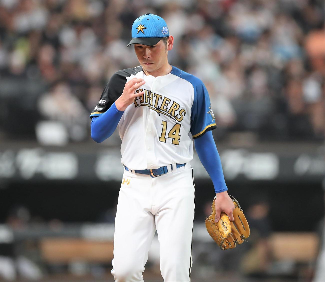 6月30日、日本ハム対オリックス　3回表、3失点し渋い表情で引き揚げる日本ハム加藤貴