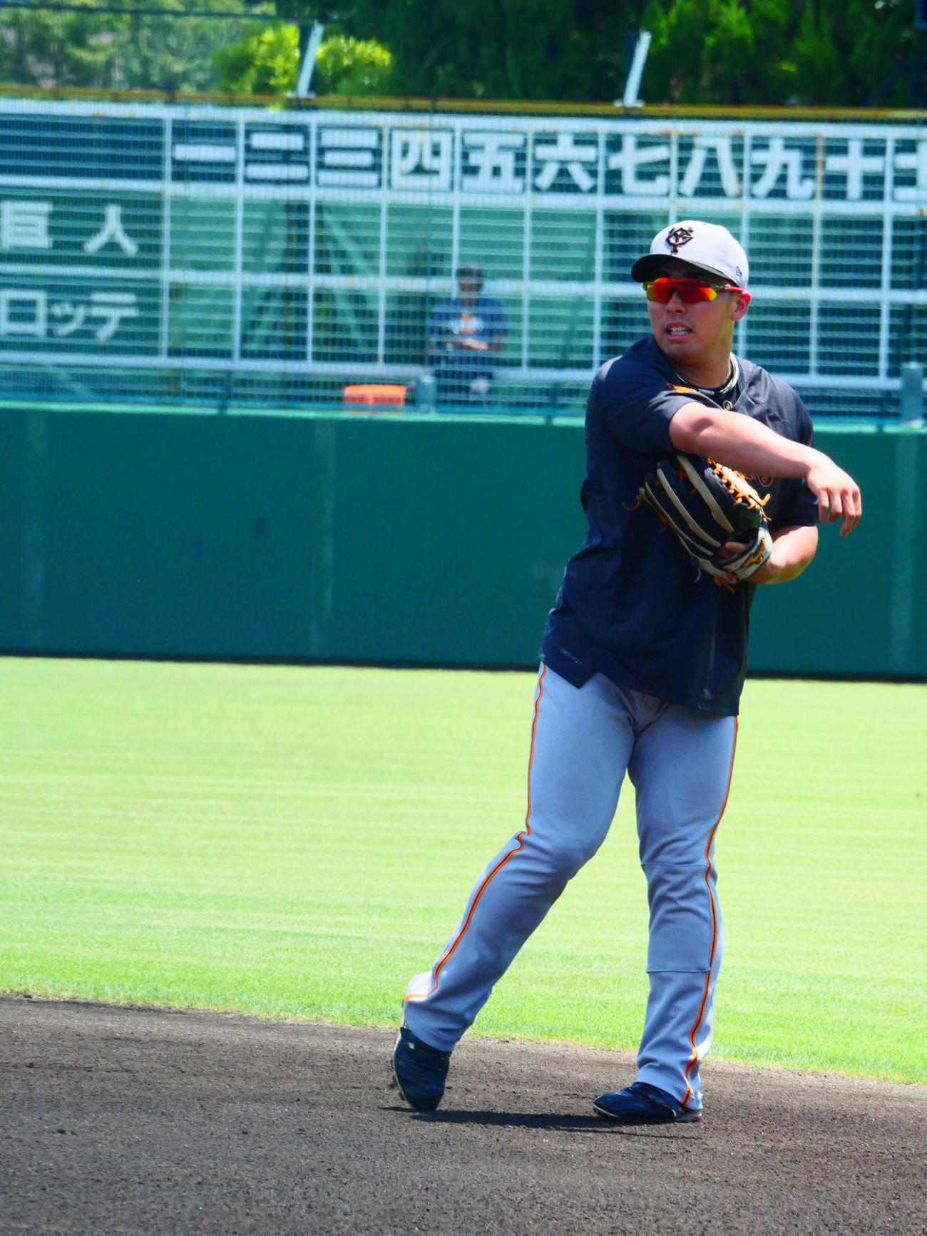 試合前に内野でノックを受ける巨人浅野（撮影・上田悠太）