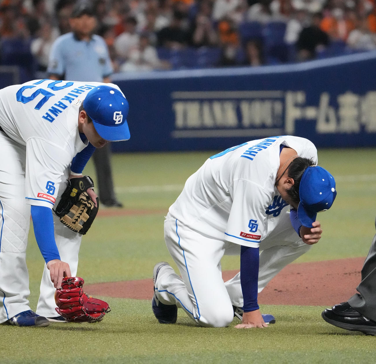 中日対巨人　1回表巨人無死、ブリンソンの打球を足に当てもん絶する高橋宏（右）　（2023年7月5日撮影）