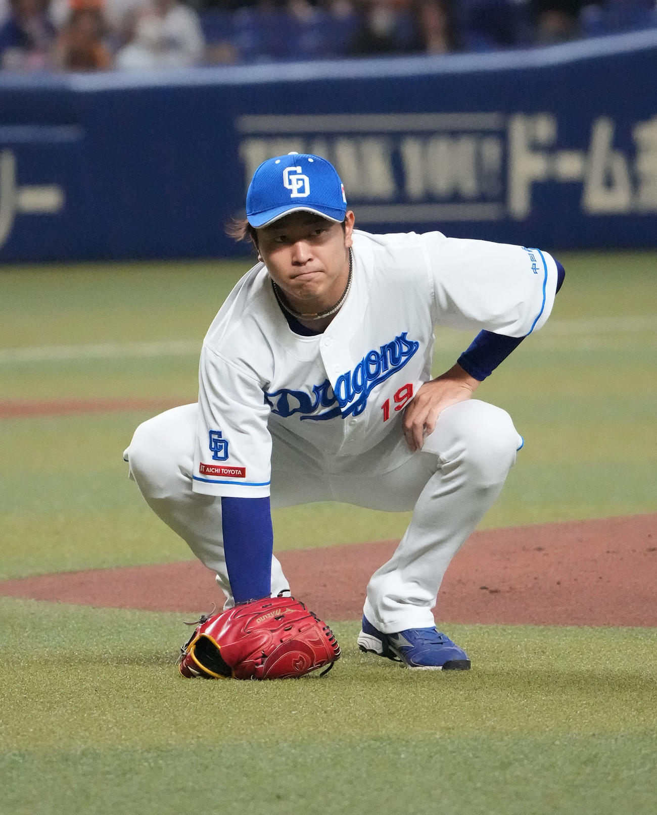 中日対巨人　1回表巨人無死、ブリンソンの打球を足に当て苦もんの表情の高橋宏（2023年7月5日撮影）