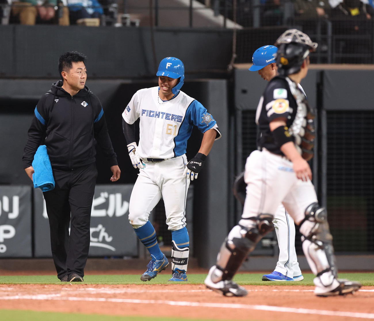 4月29日、左すねに自打球を当て負傷交代する日本ハム今川優馬