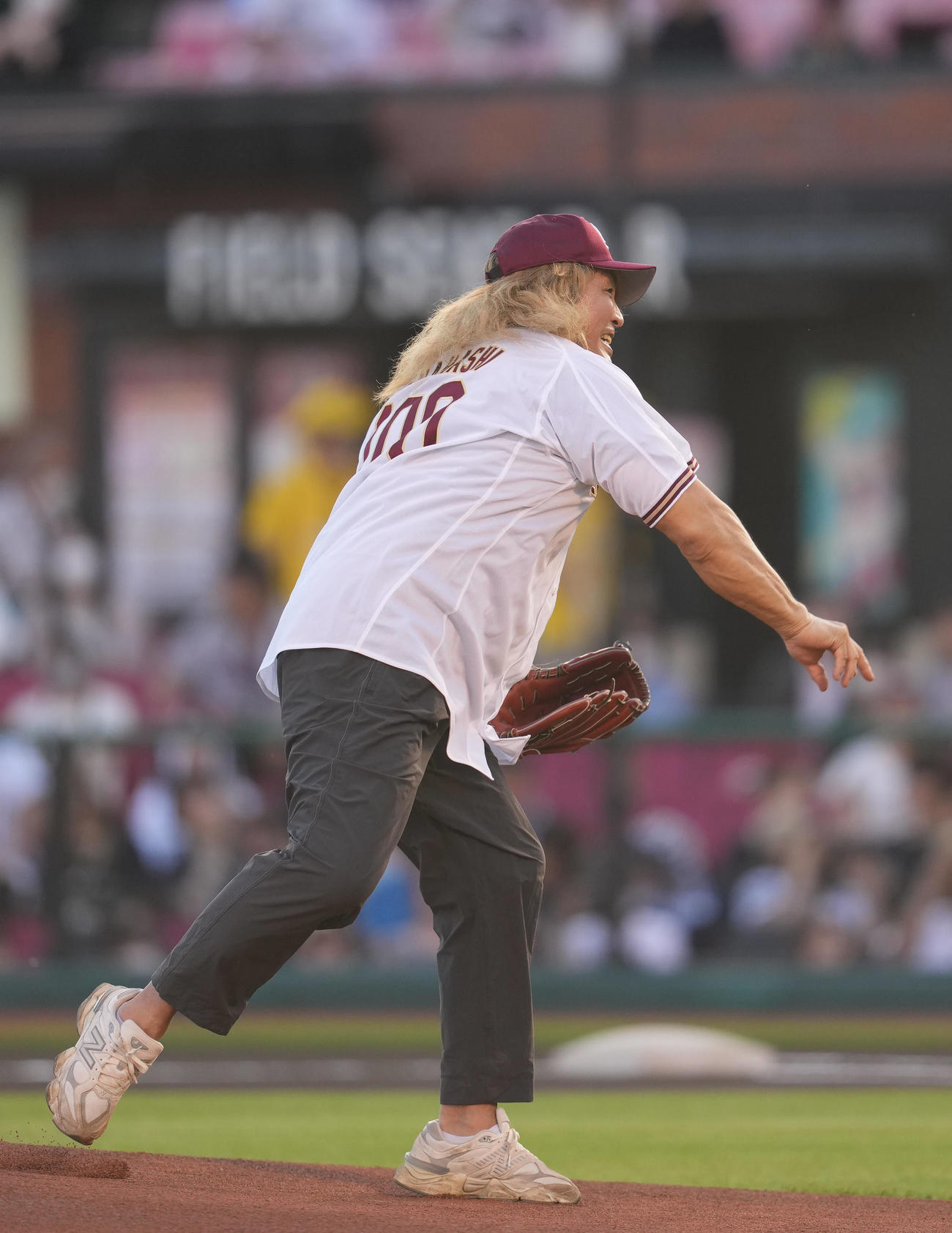 楽天対オリックス　試合前、始球式を務める棚橋（撮影・狩俣裕三）