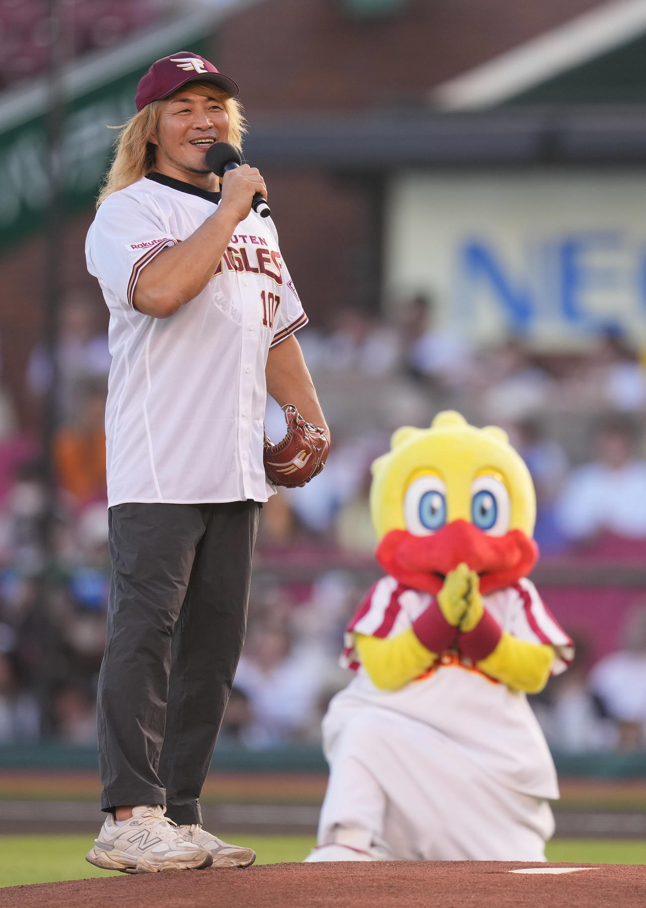 楽天対オリックス　試合前、始球式の前にあいさつする棚橋（撮影・狩俣裕三）