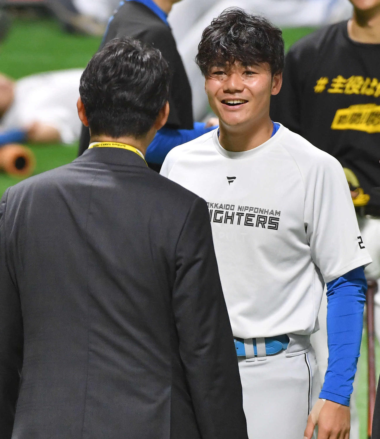ソフトバンク対日本ハム　鳥越氏（左）と話す清宮（撮影・岩下翔太）