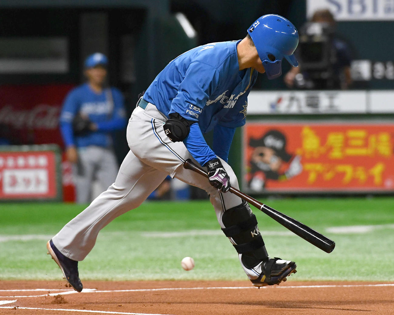 ソフトバンク対日本ハム　1回表日本ハム無死一塁、清宮はセーフティバントを狙うもファウルとなる（撮影・岩下翔太）