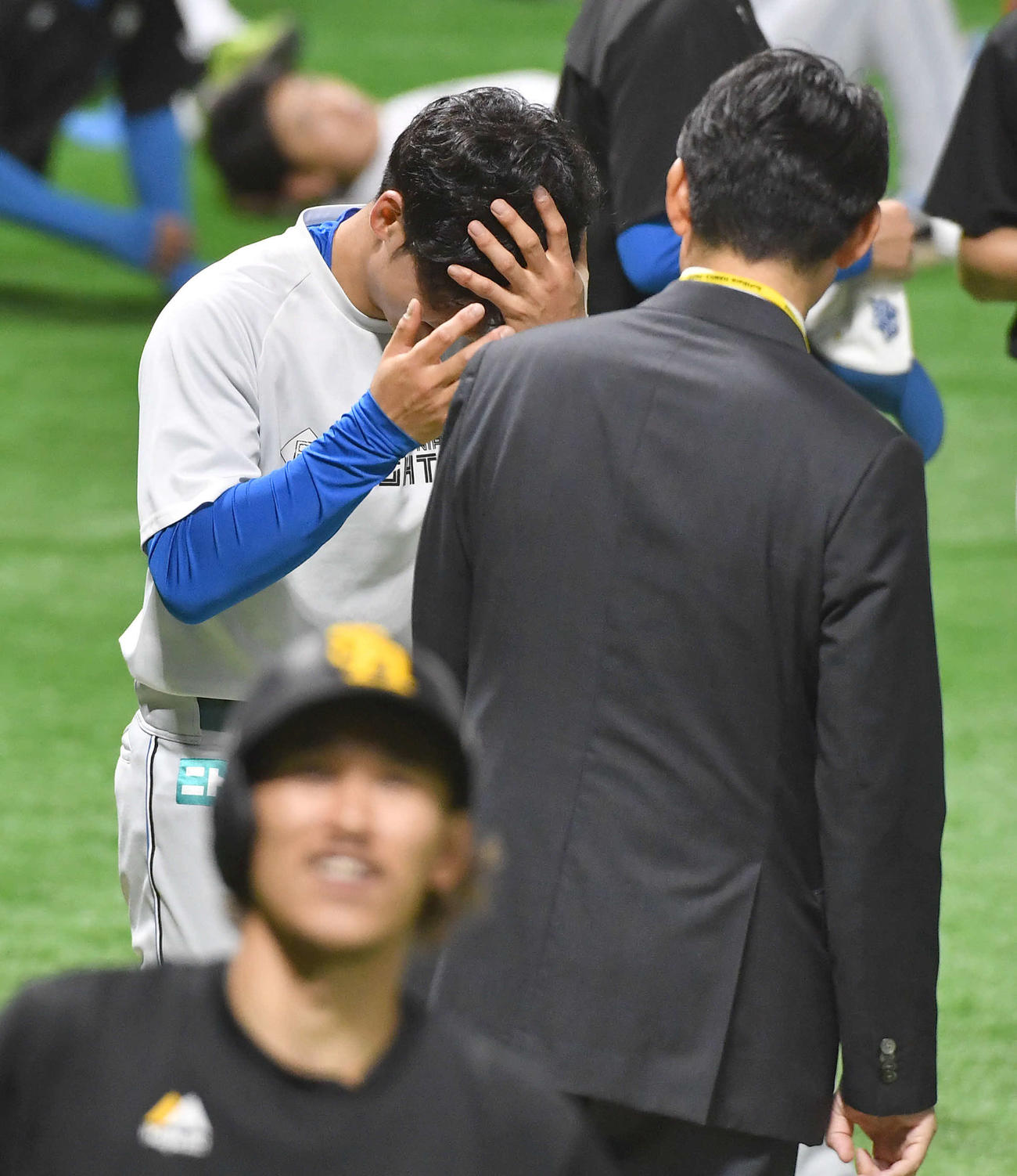 ソフトバンク対日本ハム　鳥越氏（右）に髪型をいじられて頭を抱える清宮（撮影・岩下翔太）