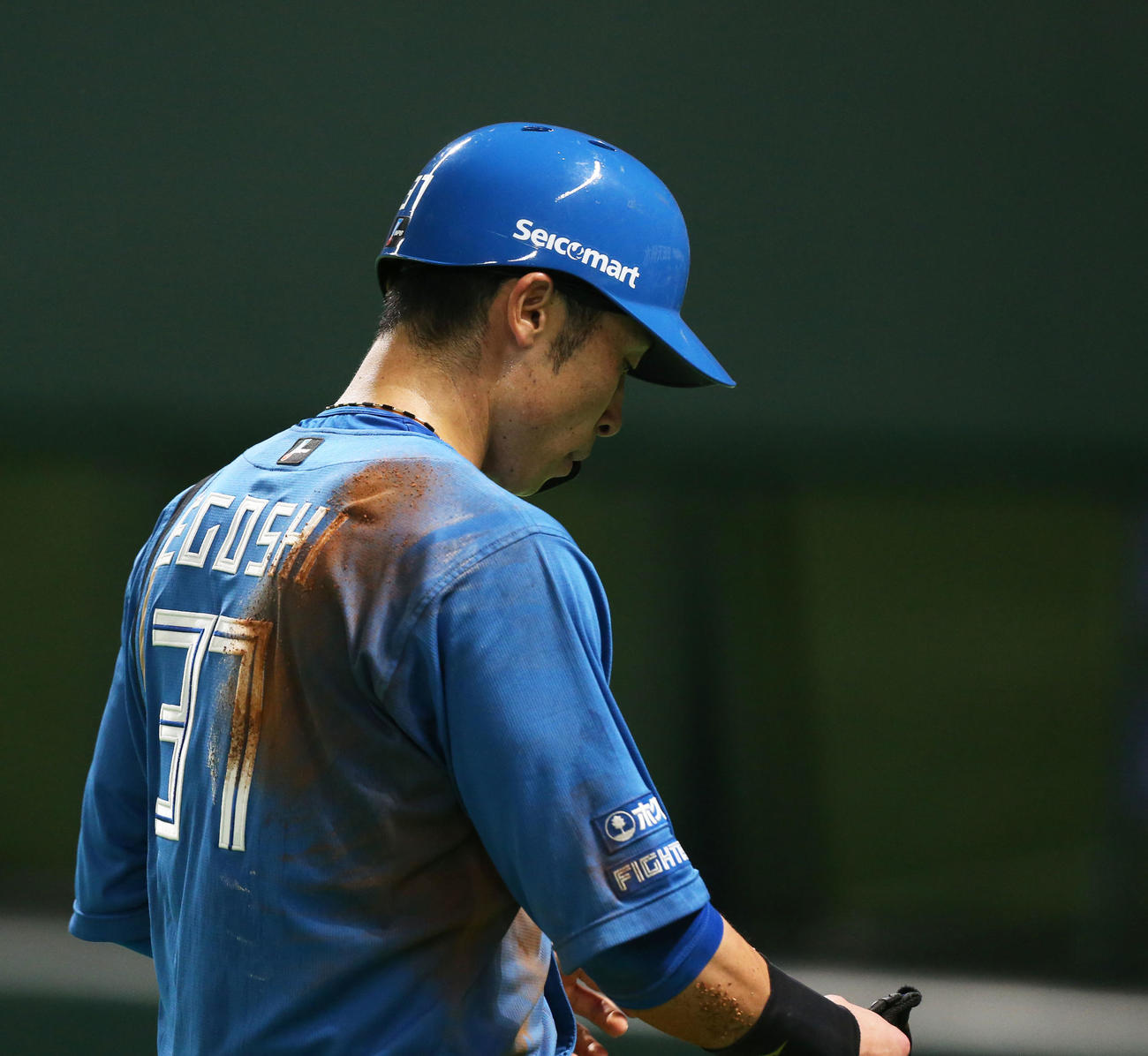 ソフトバンク対日本ハム　3回表日本ハム無死一、二塁、打者石井のときタッチアウトとなり引き揚げる江越（撮影・冨田成美）