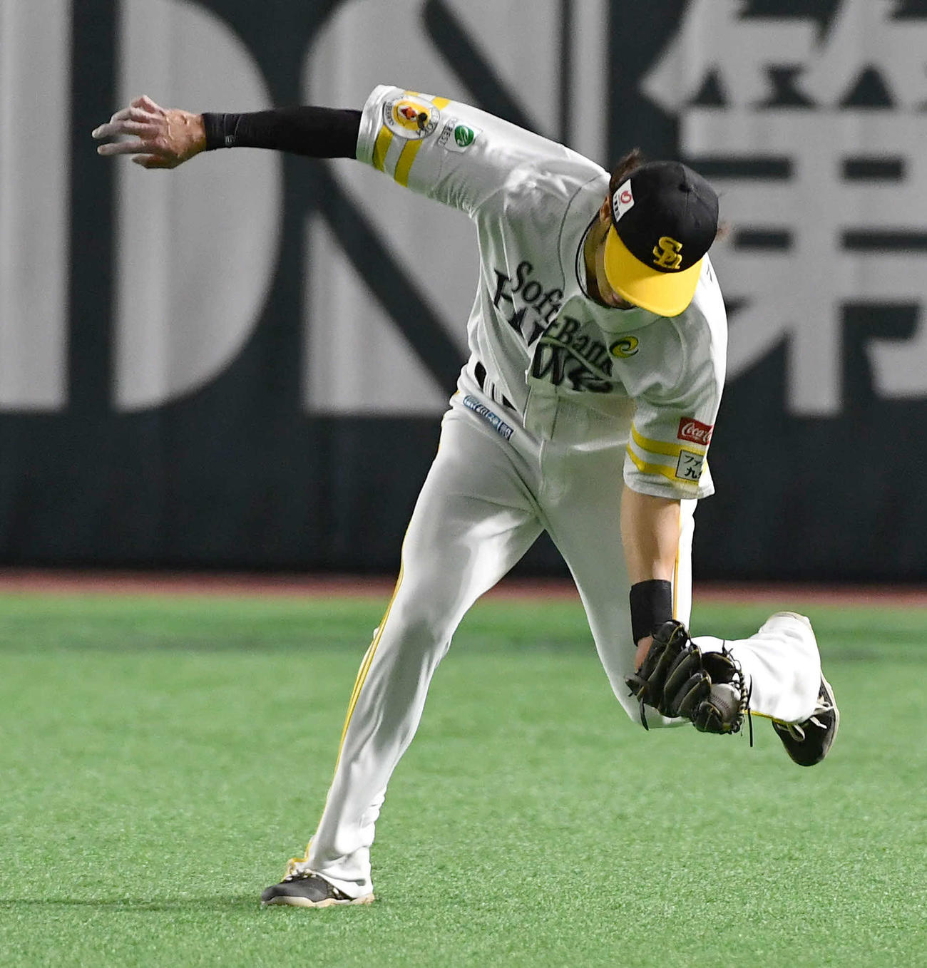 ソフトバンク対日本ハム　3回表日本ハム2死二、三塁、松本剛の右飛を捕球する柳田（撮影・岩下翔太）