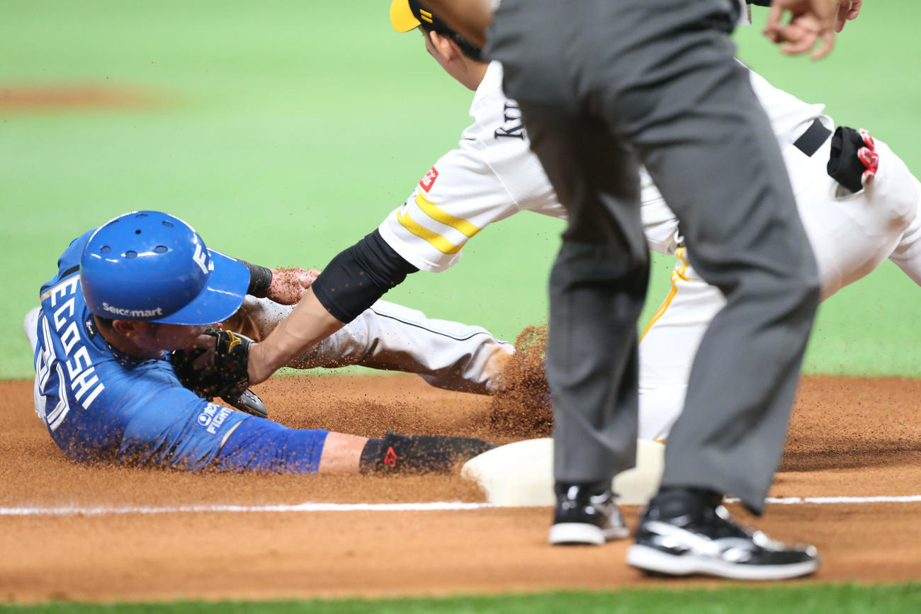 ソフトバンク対日本ハム　3回表日本ハム無死一、二塁、石井の右飛で二塁走者の江越（右）がタッチアップするも、右翼手・柳田の好返球によりアウトとなる。（撮影・冨田成美）