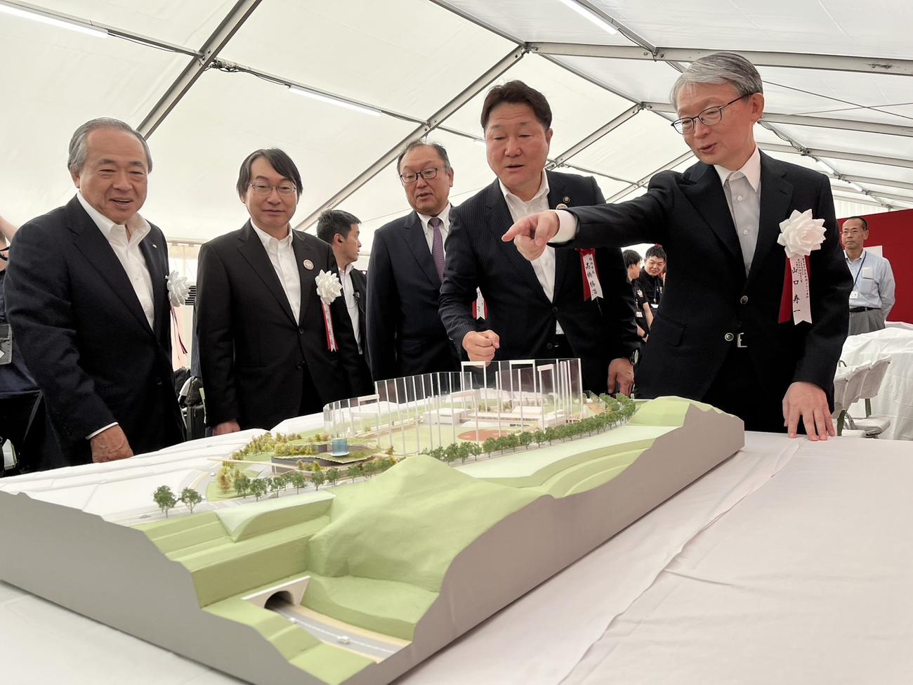 新ジャイアンツ球場の起工式に出席した、右から読売新聞グループ本社代表取締役社長、球団オーナーの山口寿一氏、稲城市長の高橋勝浩氏、巨人軍代表取締役社長の今村司氏、読売新聞東京本社代表取締役社長の村岡彰〓（矢の大が母、右に牧のツクリ）氏、よみうりランド代表取締役社長の溝口烈氏