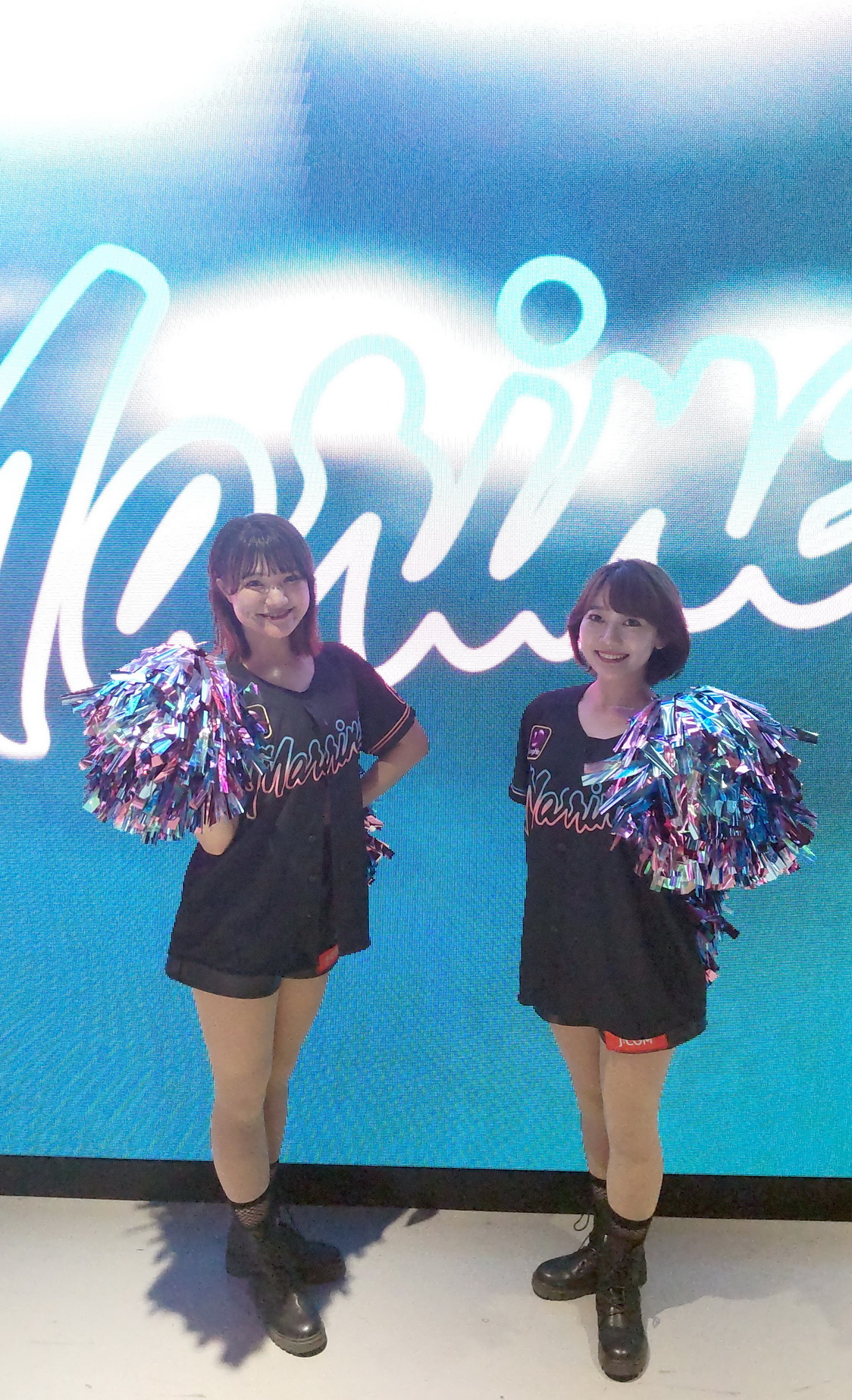 「BLACK SUMMER WEEK」を盛り上げるロッテ公式チアパフォーマー「M☆Splash!!」のASUKA（左）とMEI（撮影・鎌田直秀）