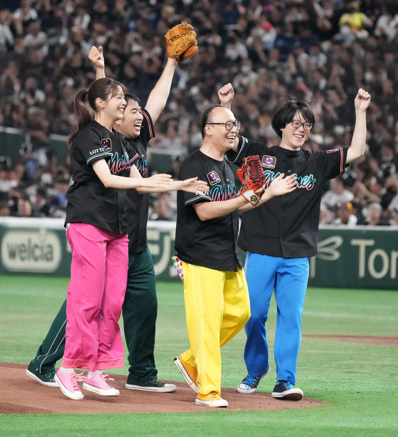 ロッテ対西武戦の始球式に臨んだトレンディエンジェルのたかし（左から3人目）。左から貴島明日香、ガーリィレコードの高井佳祐、1人いてフェニックス（撮影・小沢裕）