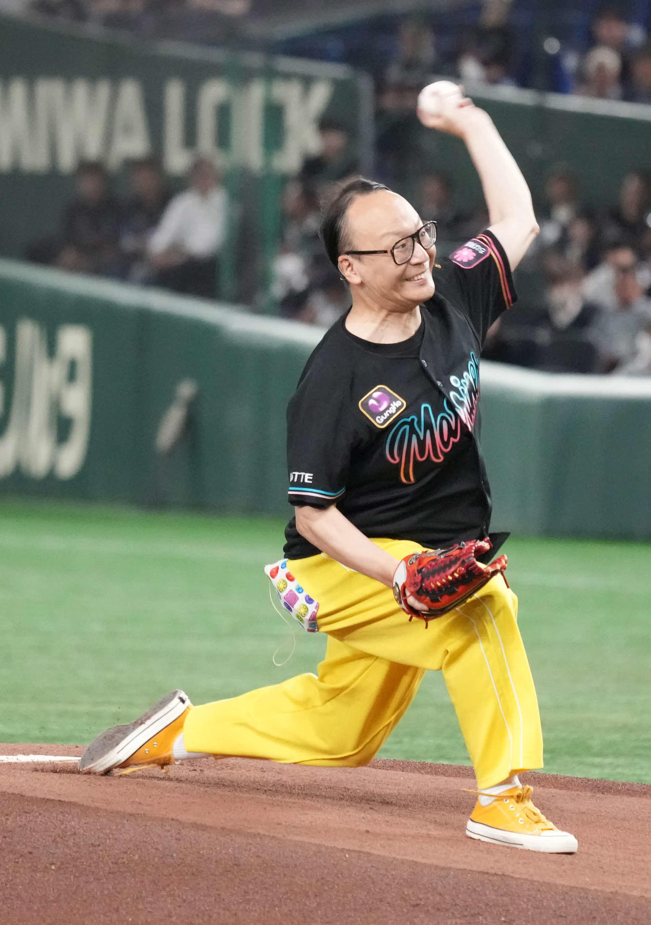 ロッテ対西武　始球式に臨むトレンディエンジェルのたかし（撮影・小沢裕）