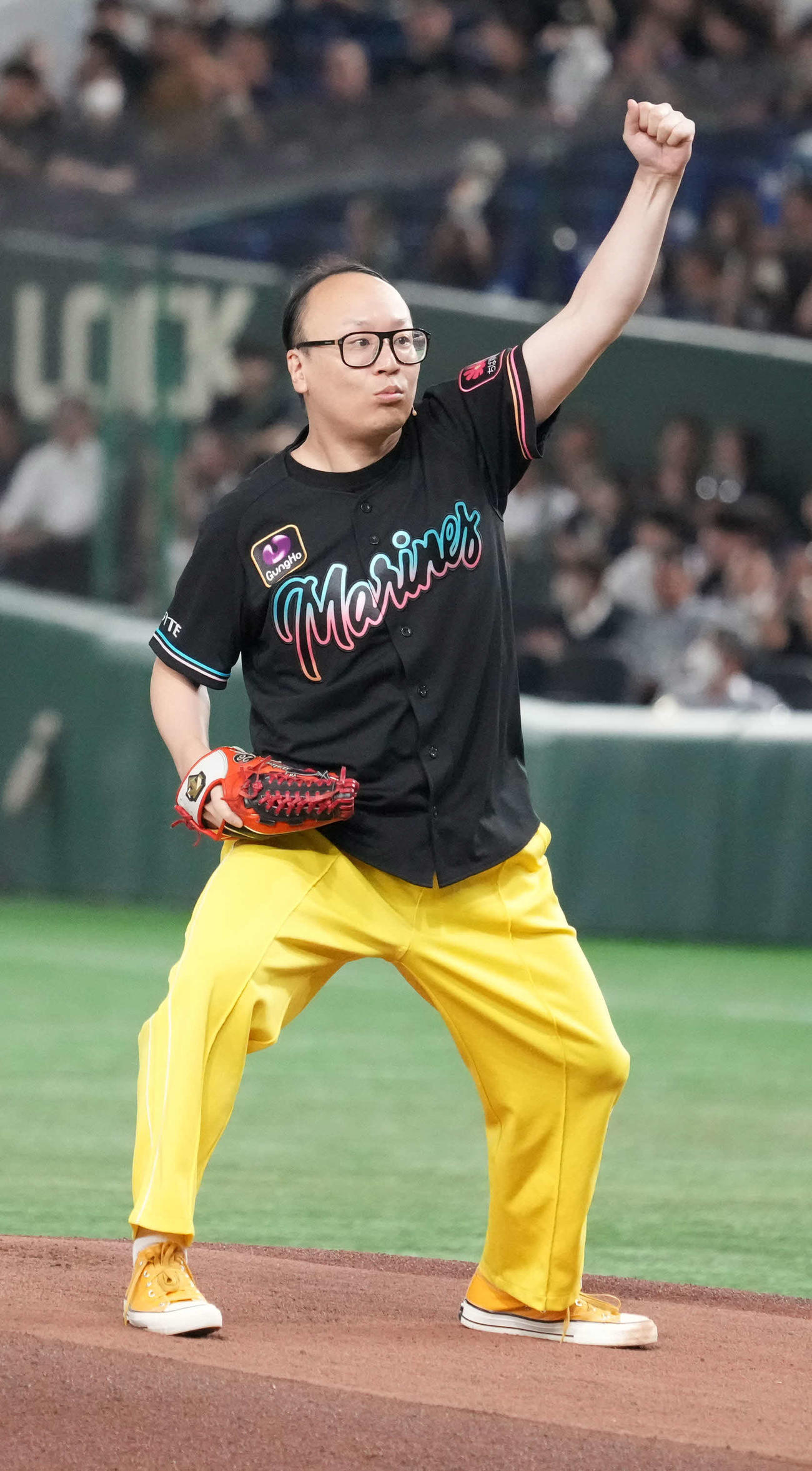 ロッテ対西武戦の始球式を終えガッツポーズするトレンディエンジェルのたかし（撮影・小沢裕）