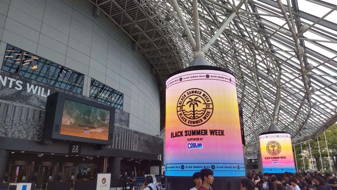 ロッテ主催試合「BLACK SUMMER WEEK」開幕戦として彩られた東京ドーム（撮影・鎌田直秀）