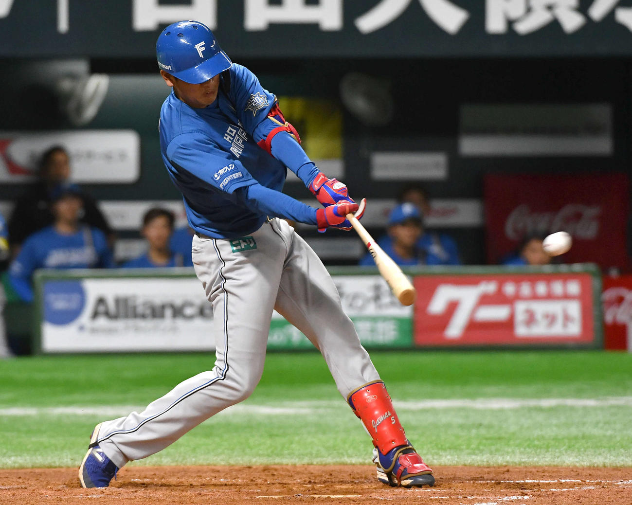 ソフトバンク対日本ハム　4回表日本ハム無死二、三塁、野村は中犠飛を放つ（撮影・岩下翔太）