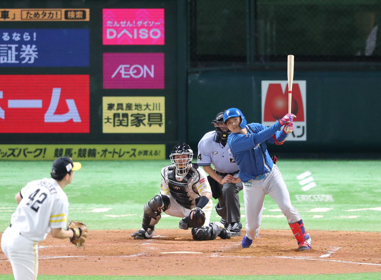 ソフトバンク対日本ハム　4回表日本ハム1死二、三塁、野村は中犠飛を放つ（撮影・梅根麻紀）