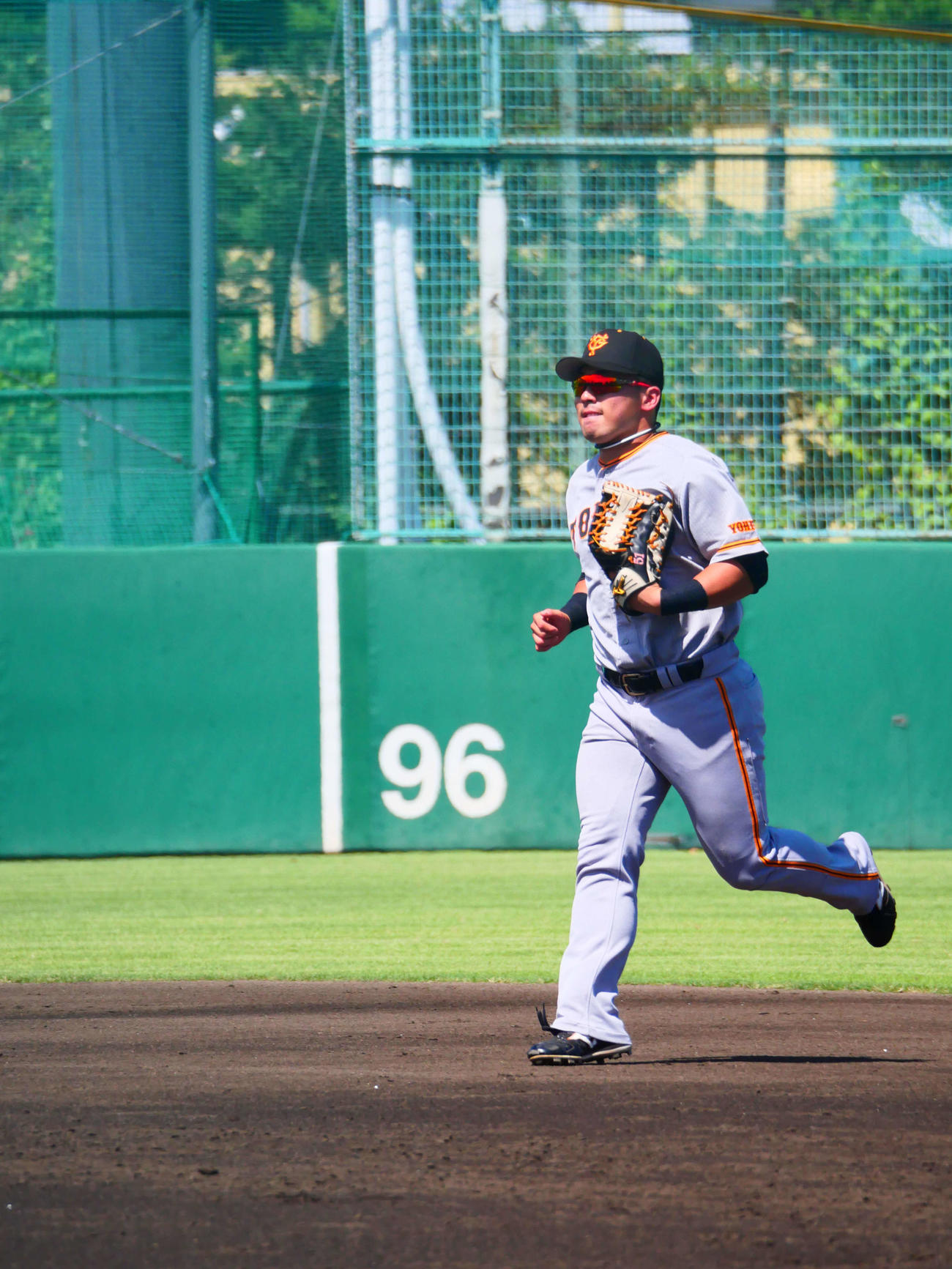 ロッテ対巨人　中堅守備からベンチに走って戻る巨人浅野（撮影・上田悠太）