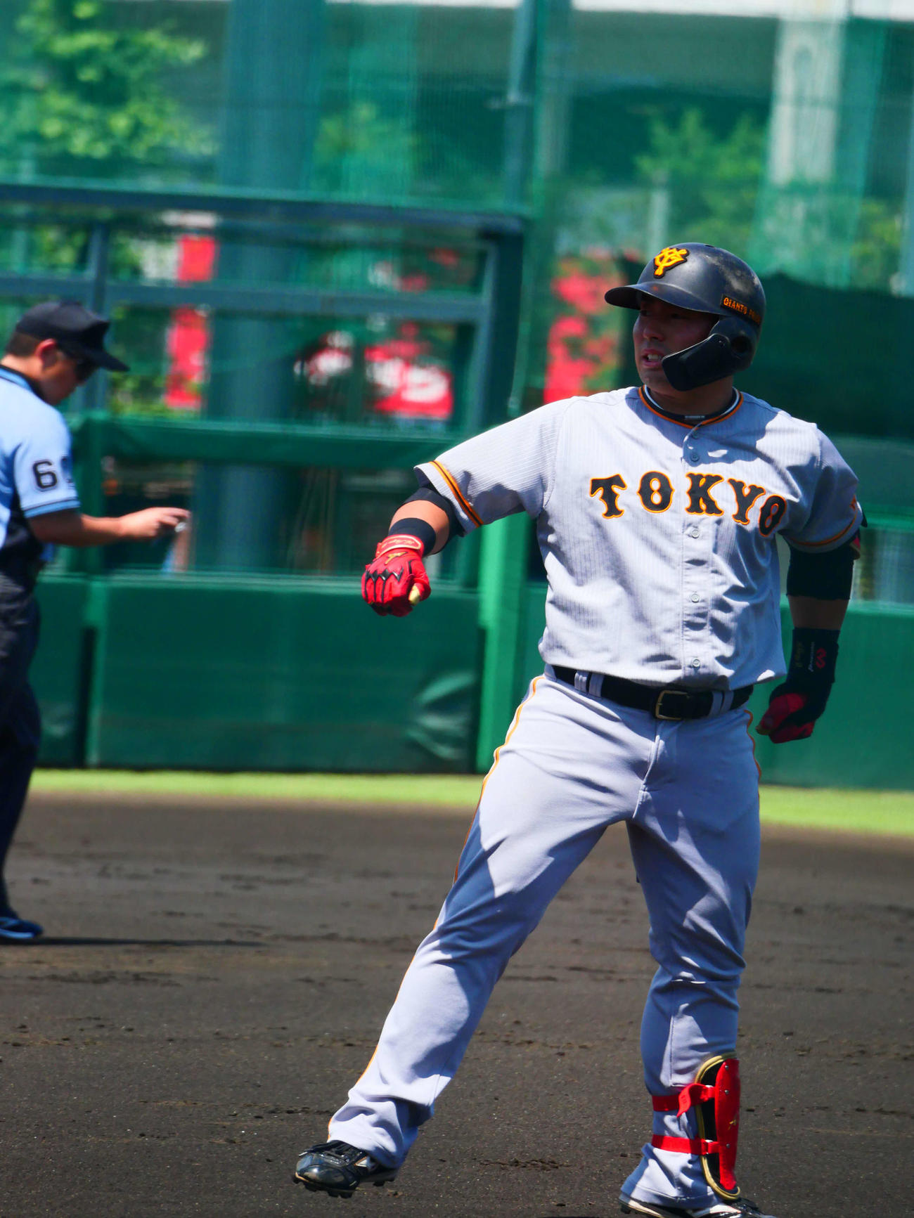 イースタン・リーグ、ロッテ対巨人　第2打席は中飛で悔しそうな表情の巨人浅野（撮影・上田悠太）