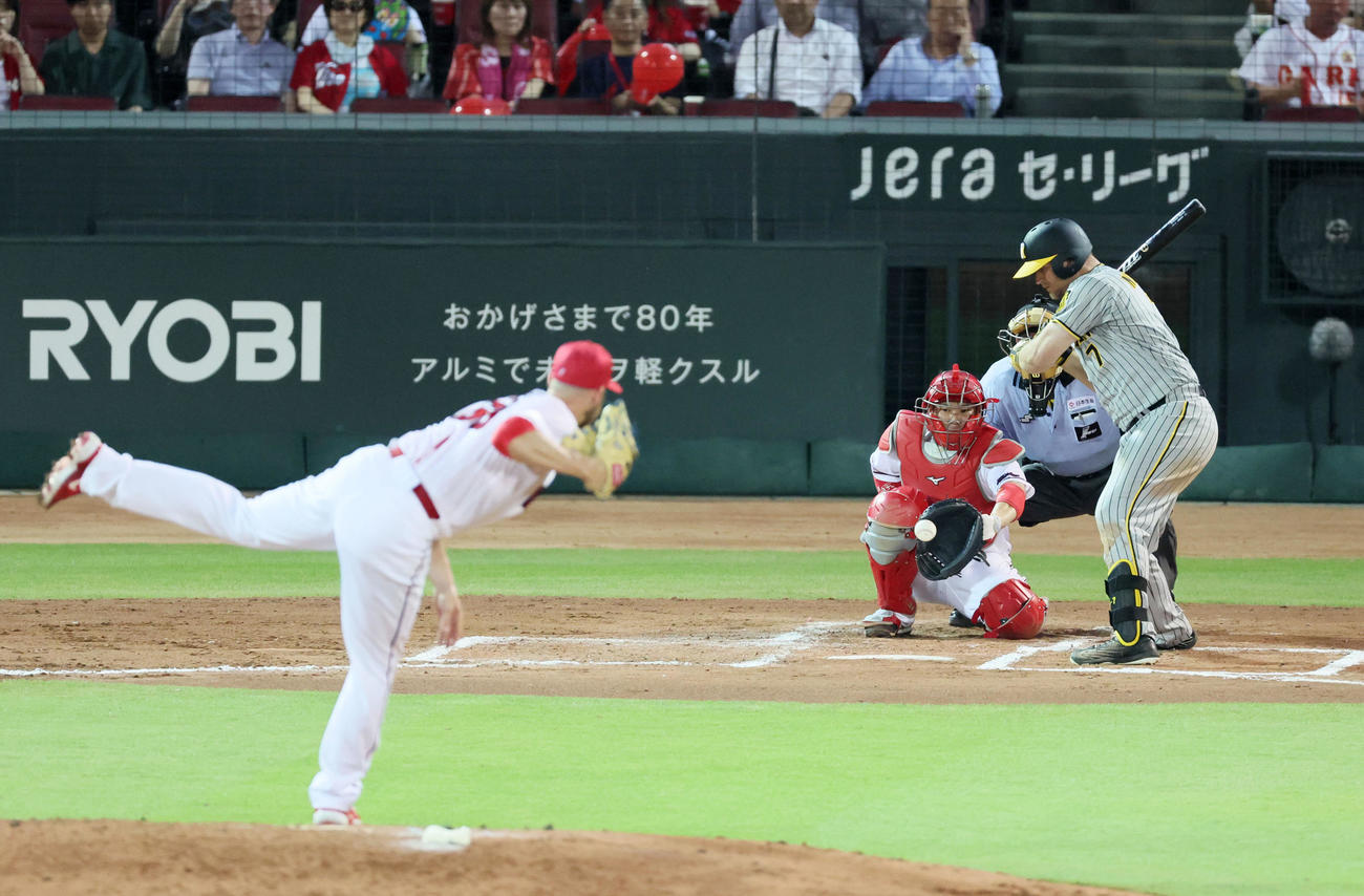 広島対阪神　7回表阪神2死、四球を選ぶノイジー。投手はターリー（撮影・加藤哉）