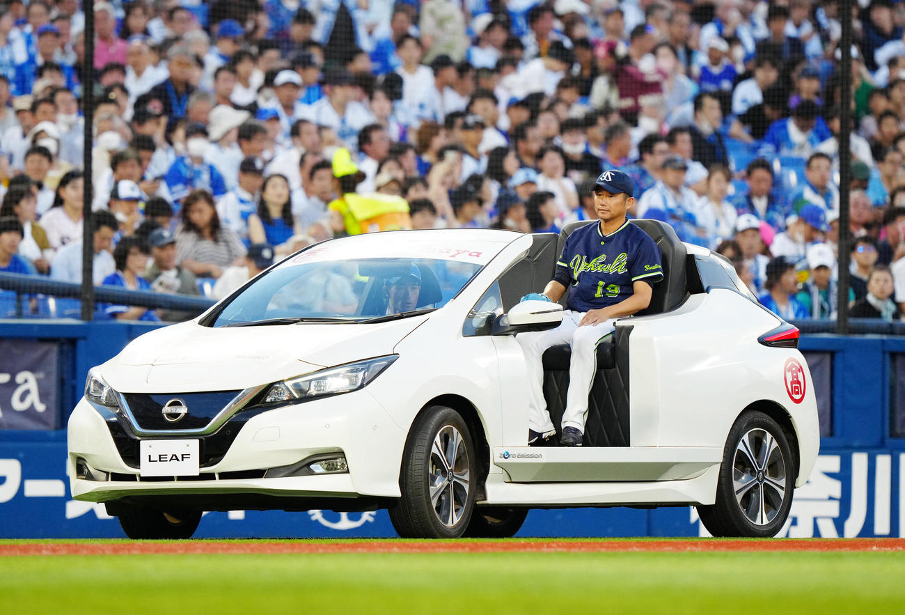 DeNA対ヤクルト　3回裏開始前、リリーフカーでマウンドに向かうヤクルト2番手の石川（撮影・江口和貴）