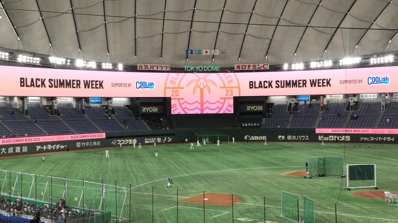 「BLACK SUMMER WEEK」バージョンに彩られた東京ドームの電光掲示板（撮影・鎌田直秀）