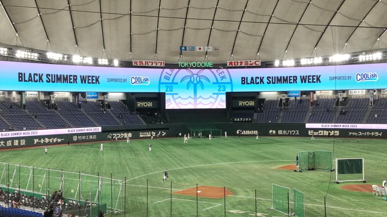 「BLACK SUMMER WEEK」バージョンに彩られた東京ドームの電光掲示板（撮影・鎌田直秀）