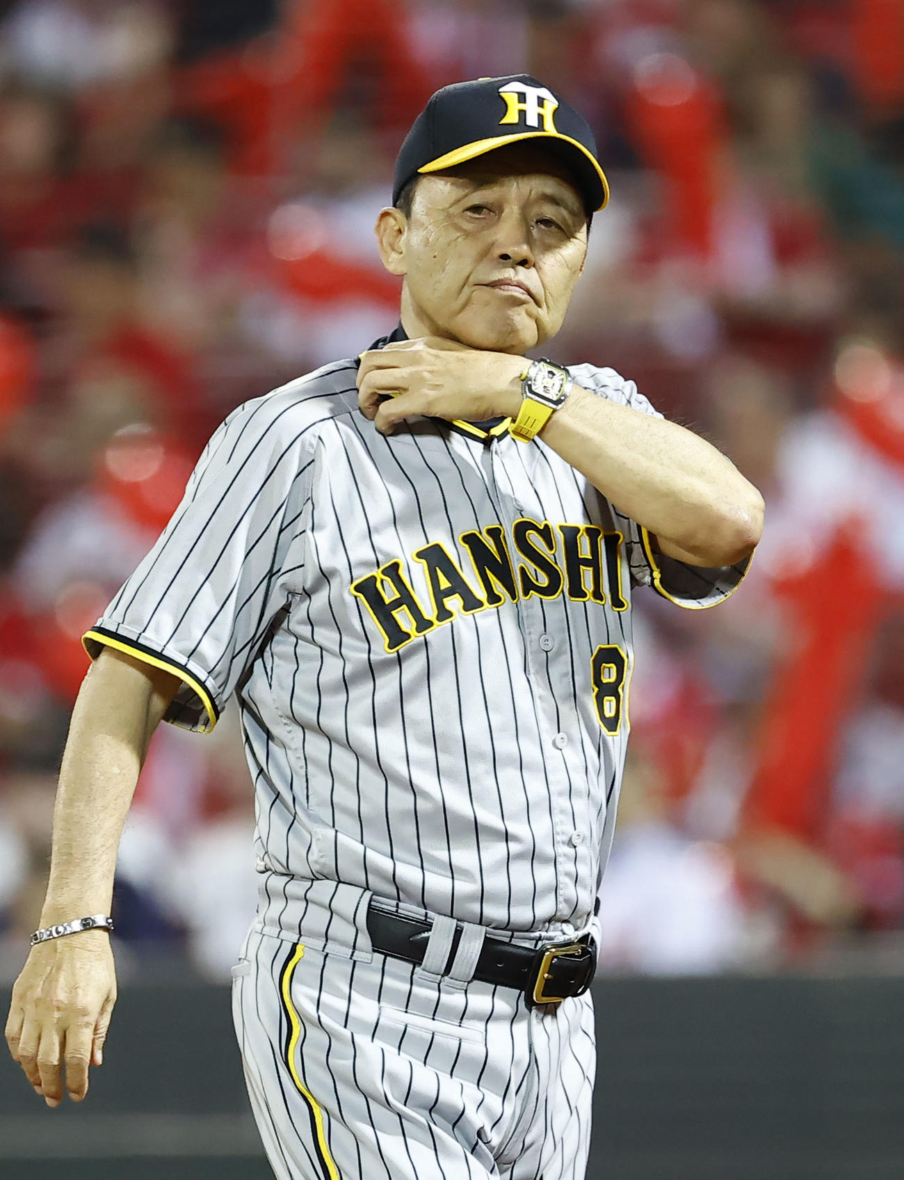 広島対阪神　7回表、代打を告げベンチに戻る阪神岡田監督（撮影・藤尾明華）