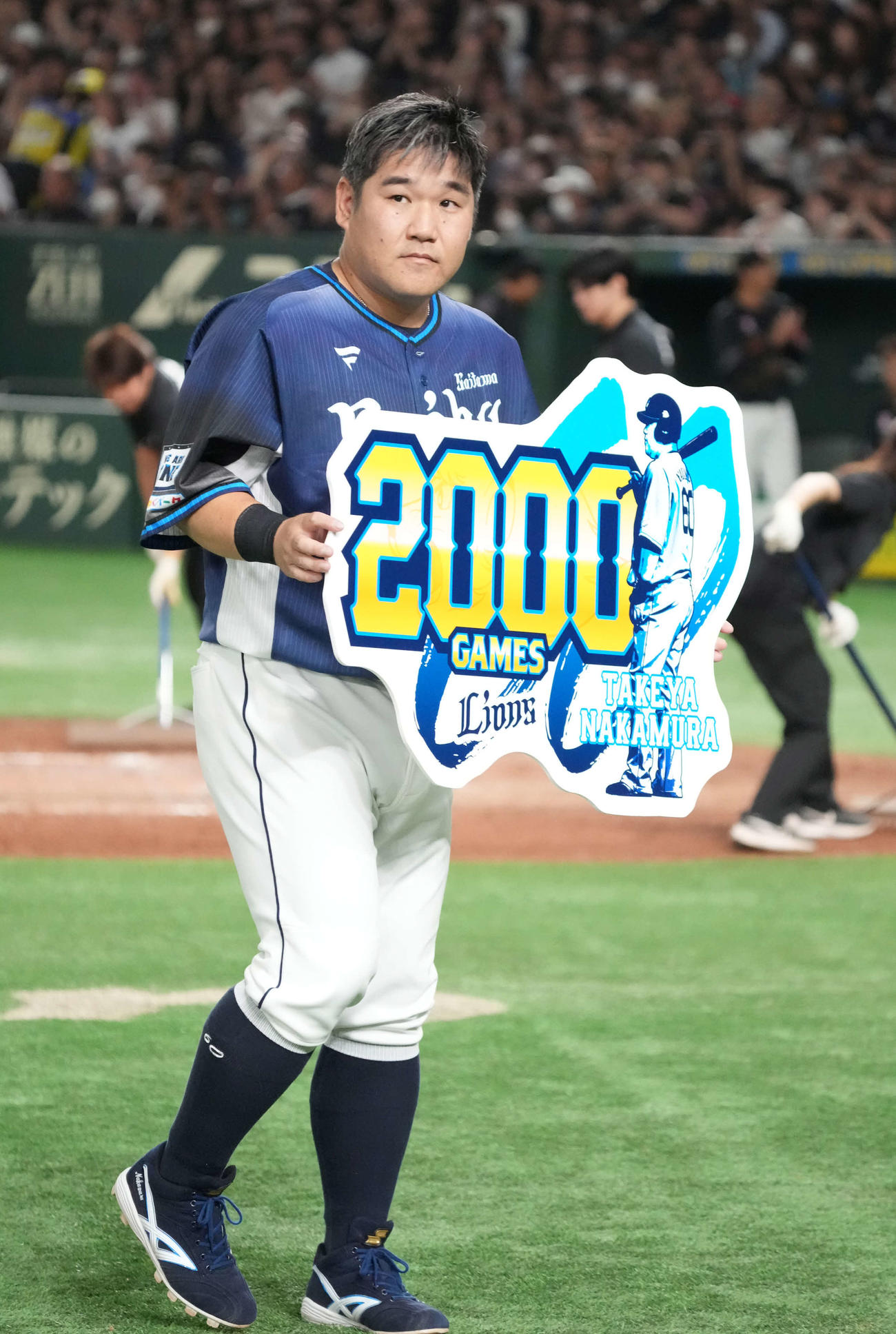 ロッテ対西武　通算2000試合出場を達成した西武中村（撮影・小沢裕）