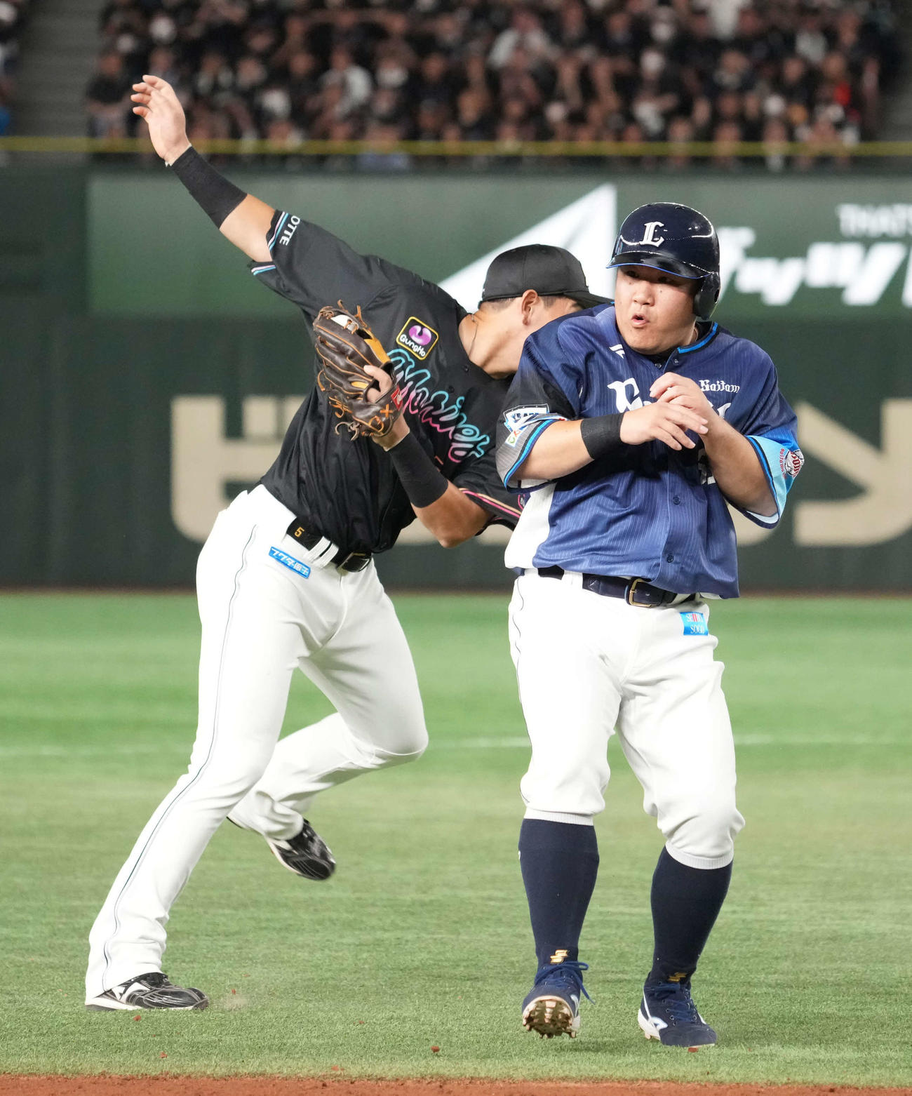ロッテ対西武　5回表西武1死満塁、二塁走者の中村（右）は岸の遊ゴロが三塁へ転送されたことに気付かずロッテ安田にタッチされる併殺プレーにびっくりする（撮影・小沢裕）