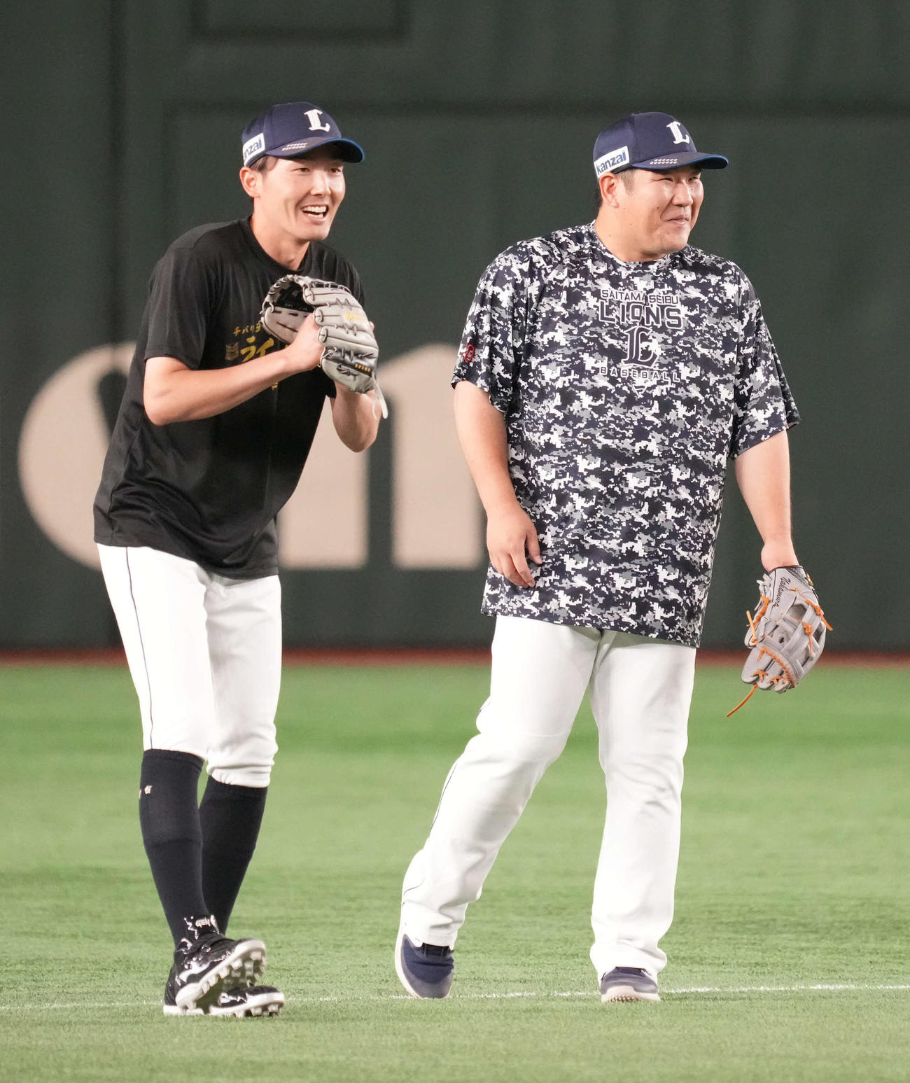 ロッテ対西武　試合前の練習でリラックスした表情を見せる西武源田（左）と中村（撮影・小沢裕）