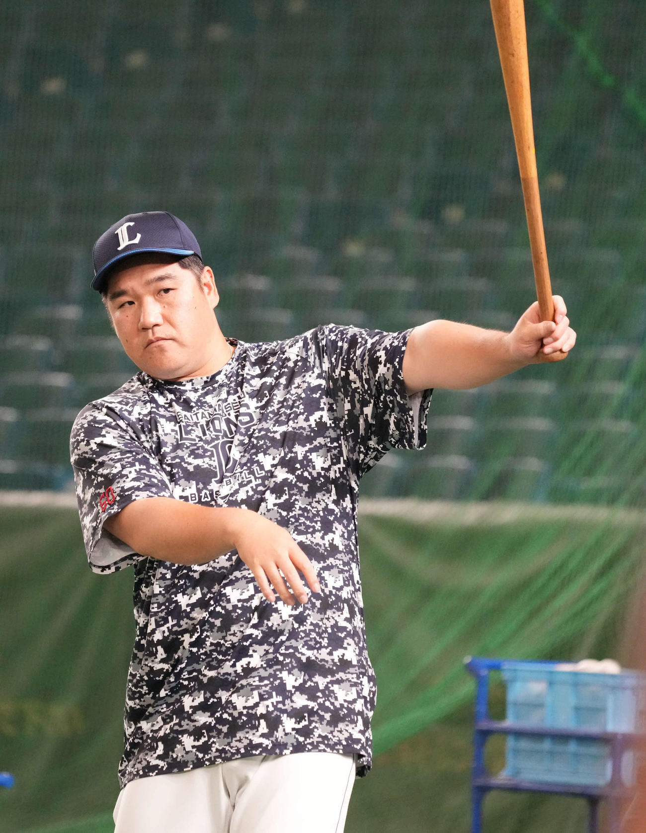 ロッテ対西武　試合前の練習に臨む西武中村（撮影・小沢裕）