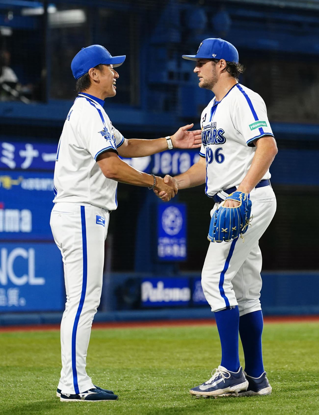 DeNA対ヤクルト　完投勝利のDeNAバウアーは三浦監督と握手を交わす（撮影・江口和貴）