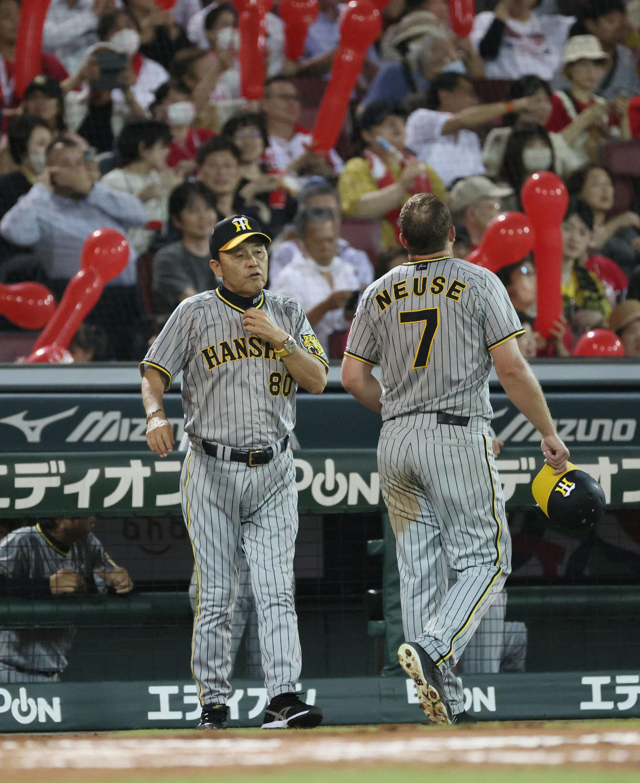 広島対阪神　7回表阪神攻撃終了、交代を告げる岡田監督。右は本塁でアウトとなったノイジー（撮影・加藤孝規）