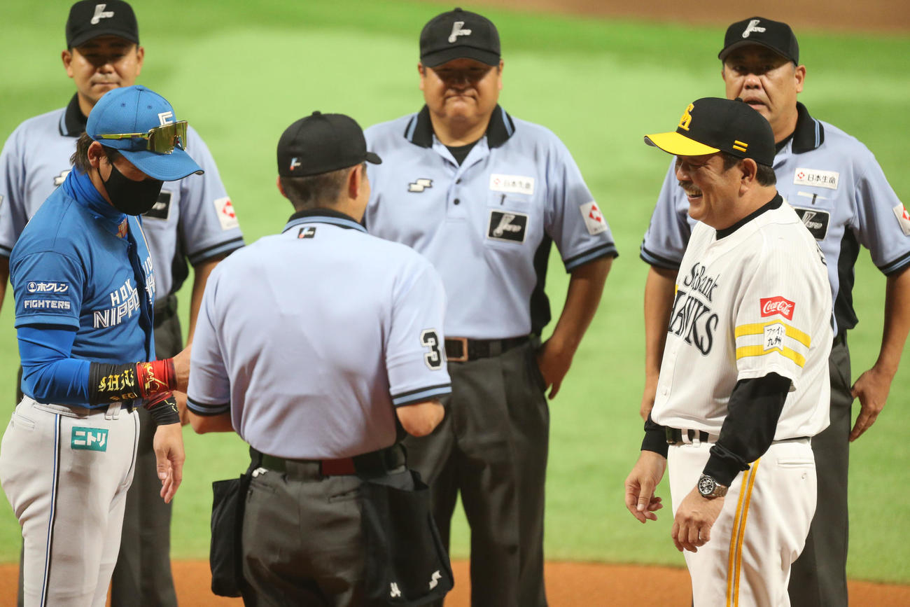 ソフトバンク対日本ハム　メンバー表交換で笑顔を見せる藤本監督（右）（撮影・冨田成美）