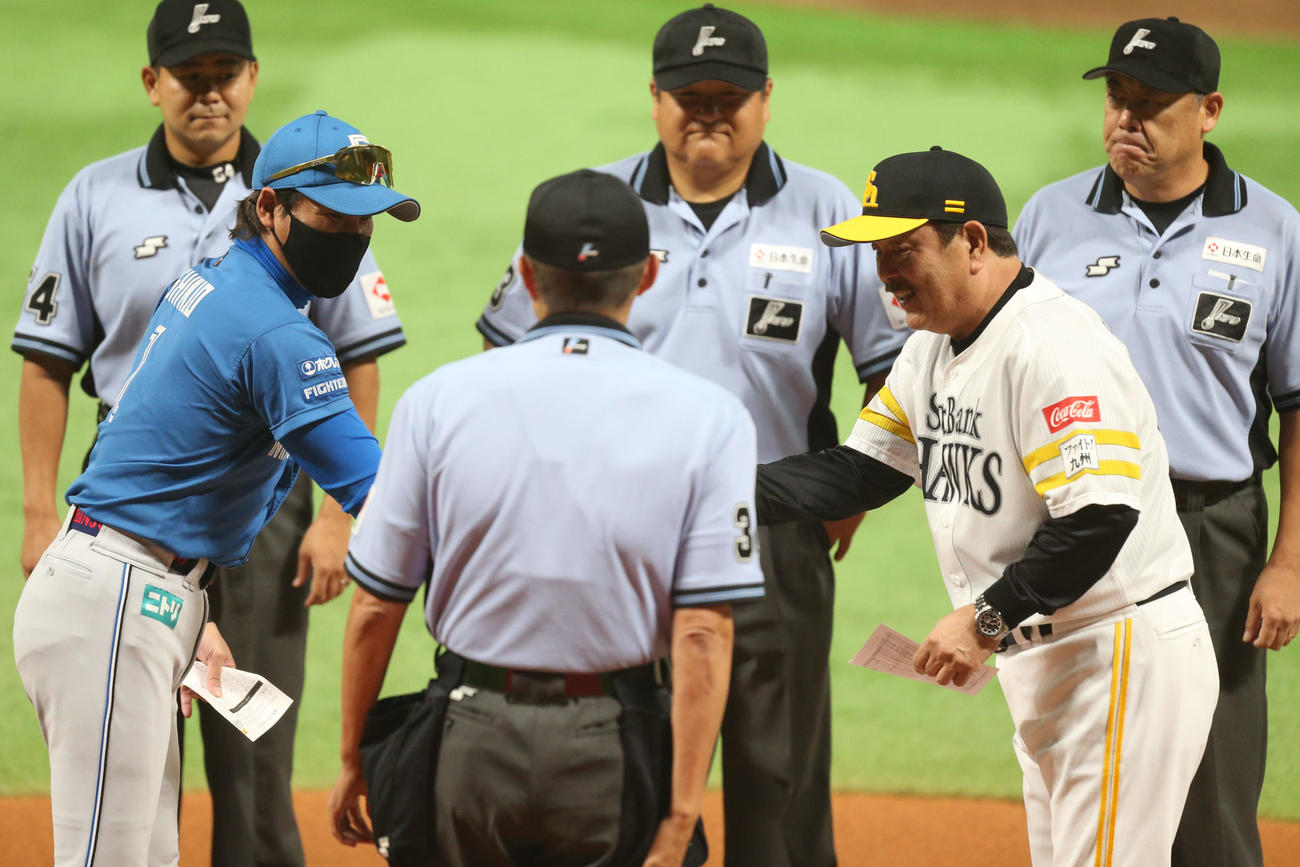 ソフトバンク対日本ハム　メンバー表を交換する藤本監督（右）と新庄監督（撮影・冨田成美）