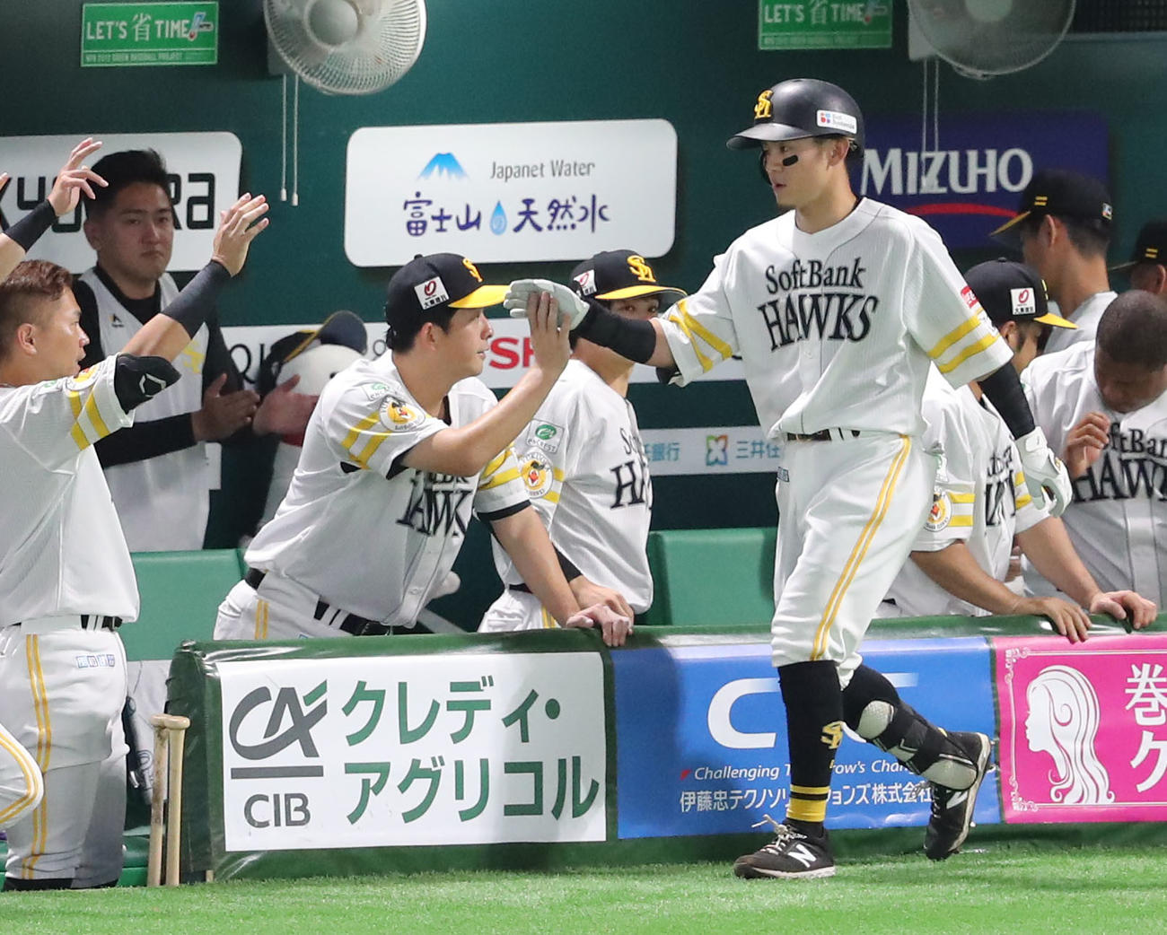 ソフトバンク対日本ハム　4回裏ソフトバンク無死、牧原大（右）は右越え本塁打を放ち大関とハイタッチ（撮影・梅根麻紀）
