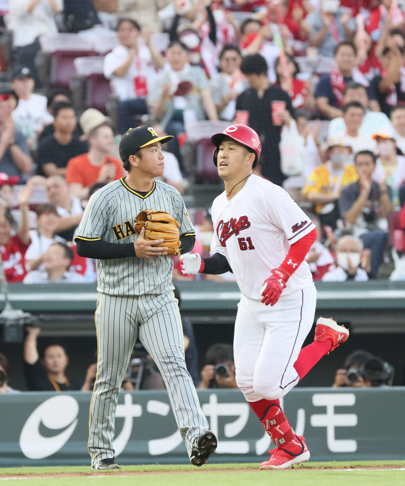 広島対阪神　2回裏広島2死一塁、小園（右）に先制右越え2点本塁打を浴びた村上（撮影・加藤孝規）